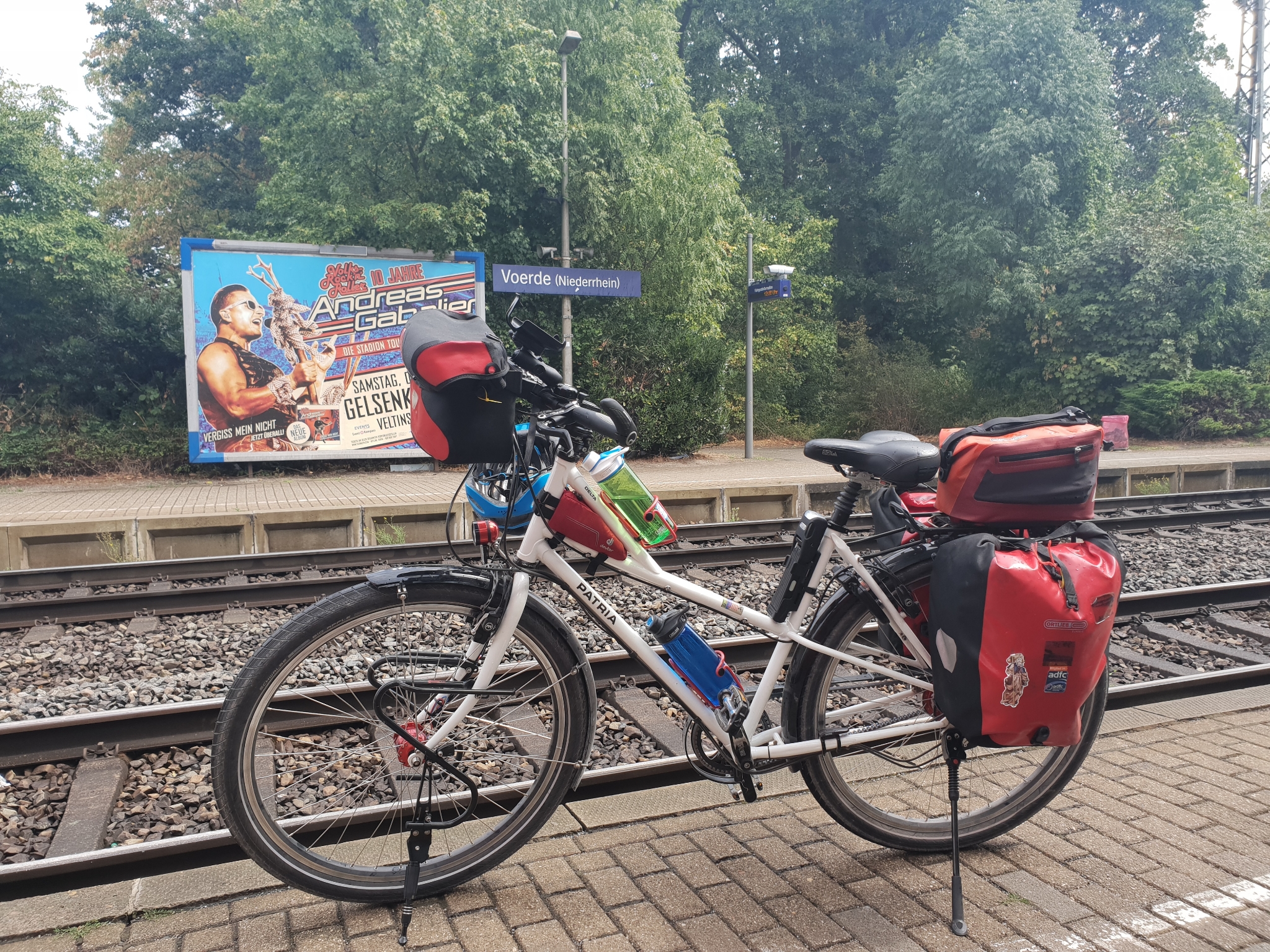 Unser kleines Tor zur großen Welt: Voerde (Niederrhein) Gleich geht's über Duisburg nach Bremen und dann mit dem Rad auf den Weserradweg!