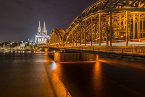 Dom Köln und Hohenzollernbrpcke bei Nacht