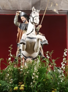 Jakobus mit Schwert als Maurentöter der Kathedrale von Santiago de Compostela. Die abgeschlagenen Maurenköpfe sind hinter Blumen versteckt.