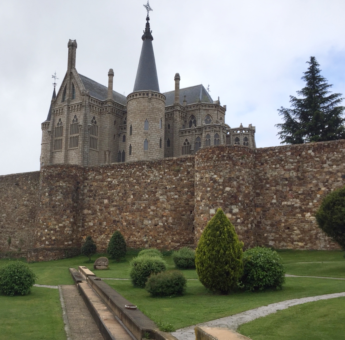 Hinter dem Gaudi Museum in Astorga