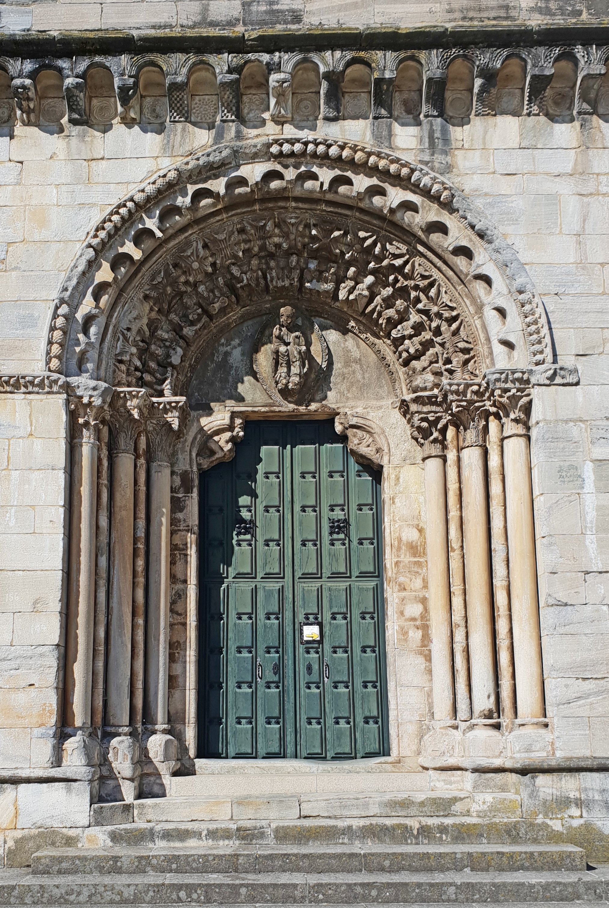Portal der Wehrkirche in portomarin