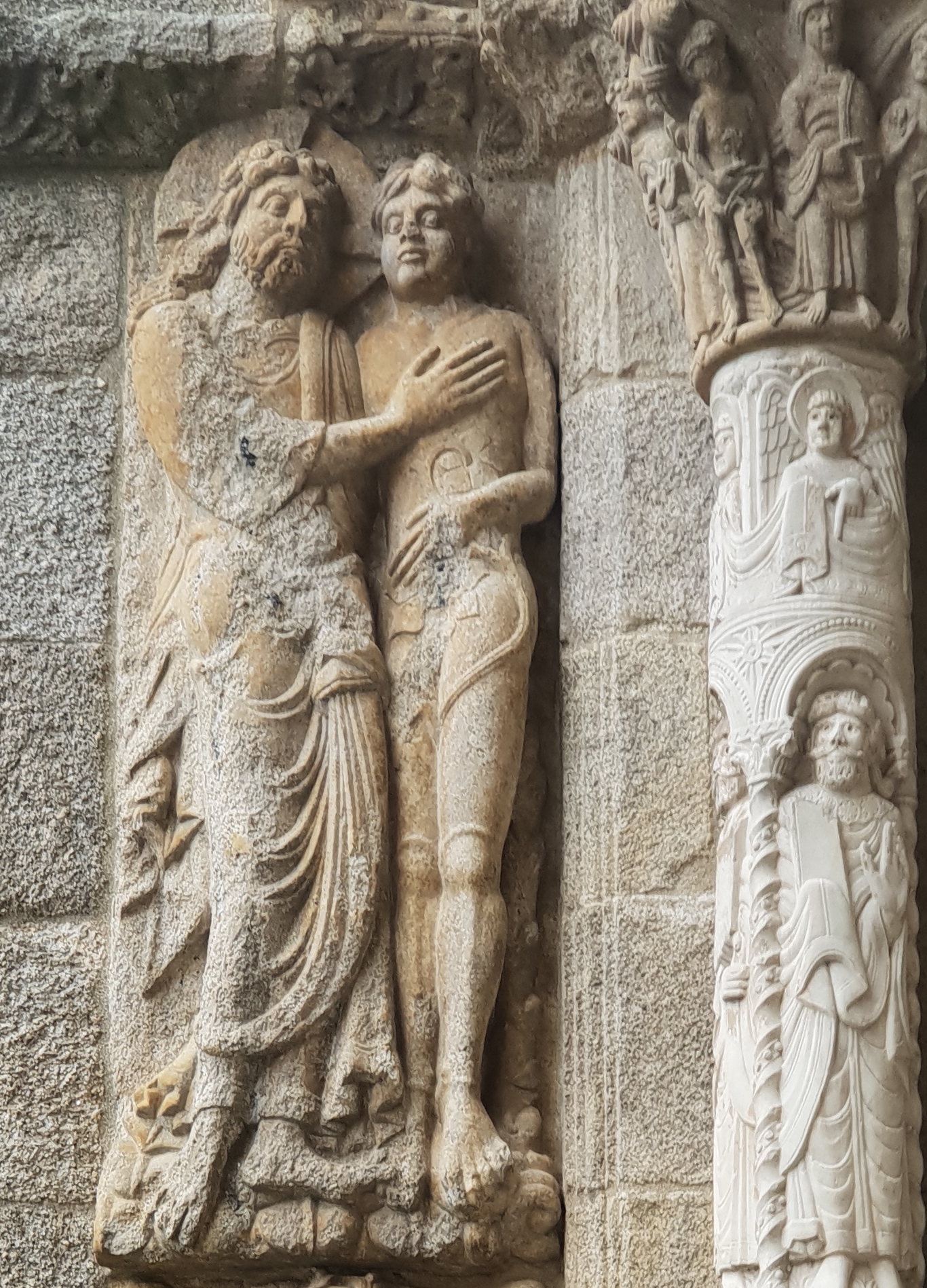 Adam und Eva nach der Vertreibung aus dem Paradies am Südportal der Kathedrale von Santiago de Compostela