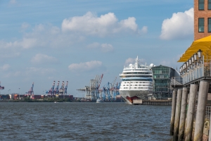 Cruise Center Altona mit Aida und Container Terminal Burchardkai
