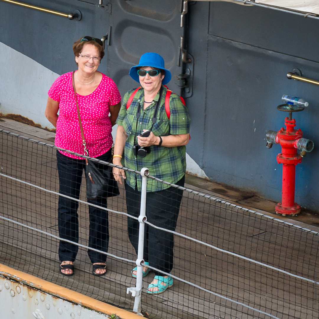 Anneliese und Maria auf dem Weg zum Tenderboot