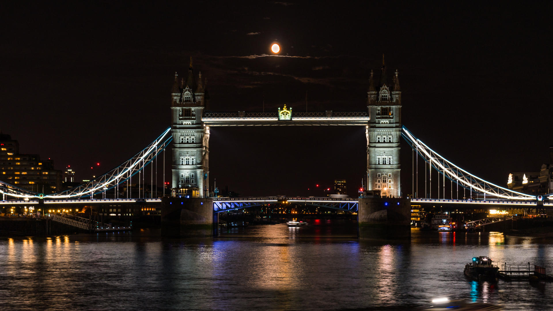 Mond über der Tower Bridge