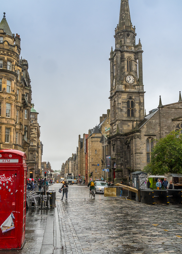 Blick bei Dunst und Regen auf die Royal Mile in Edinburgh
