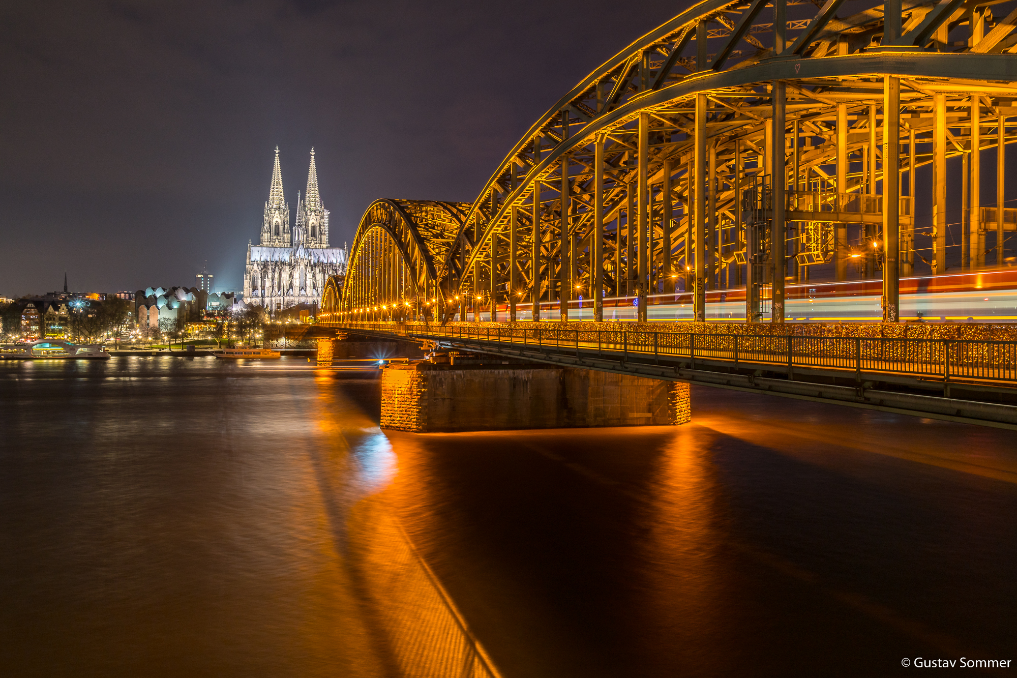 Dom Köln und Hohenzollernbrücke bei Nacht